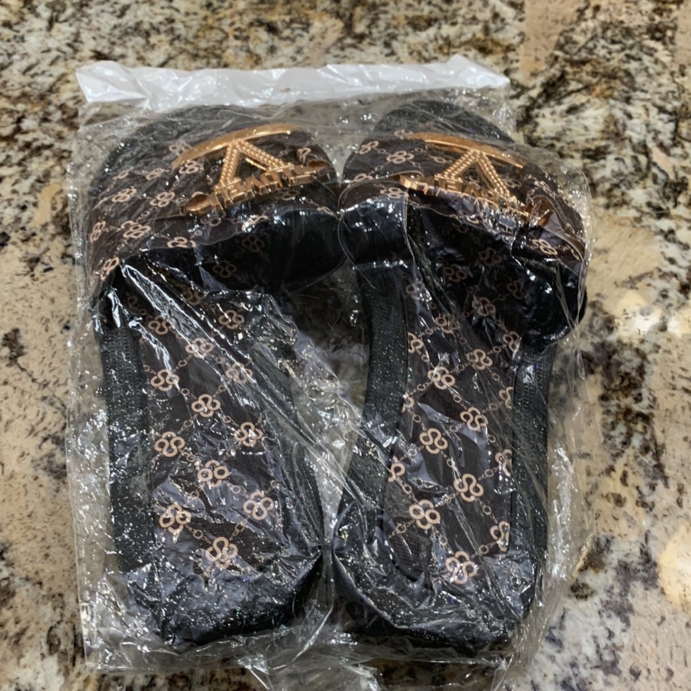 Flat sandals